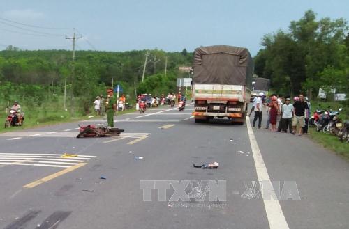 Bị xe tải cán ngang người, người đi xe máy tử vong tại chỗ
